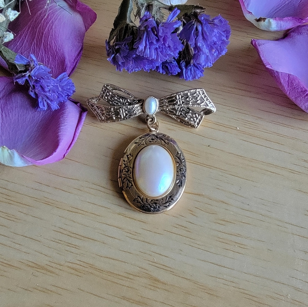 Vintage Elegant Gold Tone  Locket Brooch W/ Faux Pearl